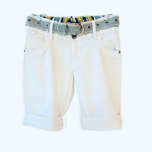 LEVI’S ONE TRUE FIT ~ white denim shorts w/light wash frayed jean belt size 10P